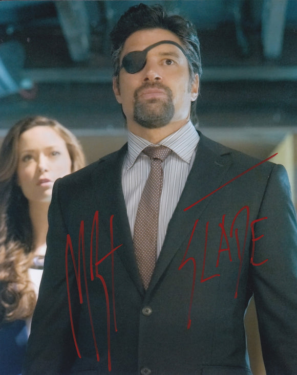 Manu Bennett 10x8 signed in red